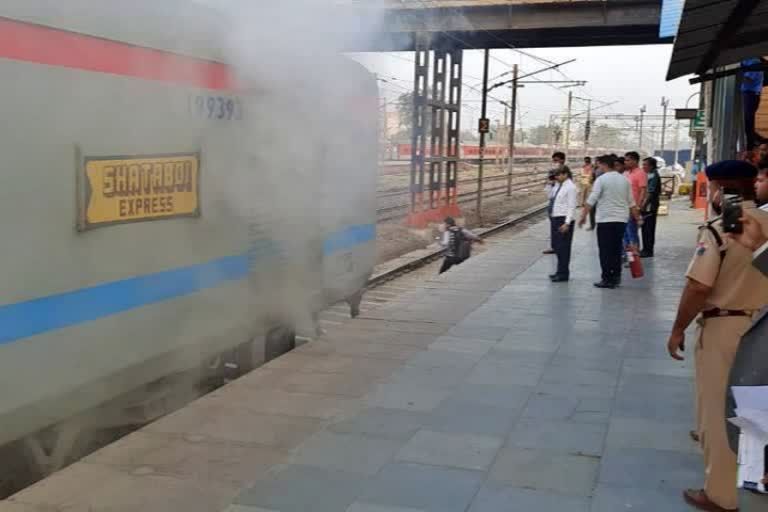 ghaziabad railway station fire news