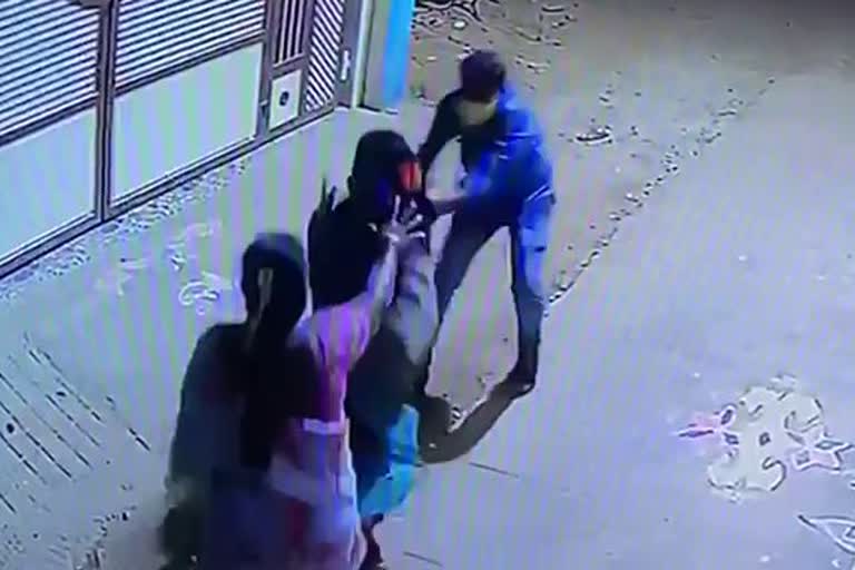 kalkere-chain-snatching-incident-recorded-in-cctv