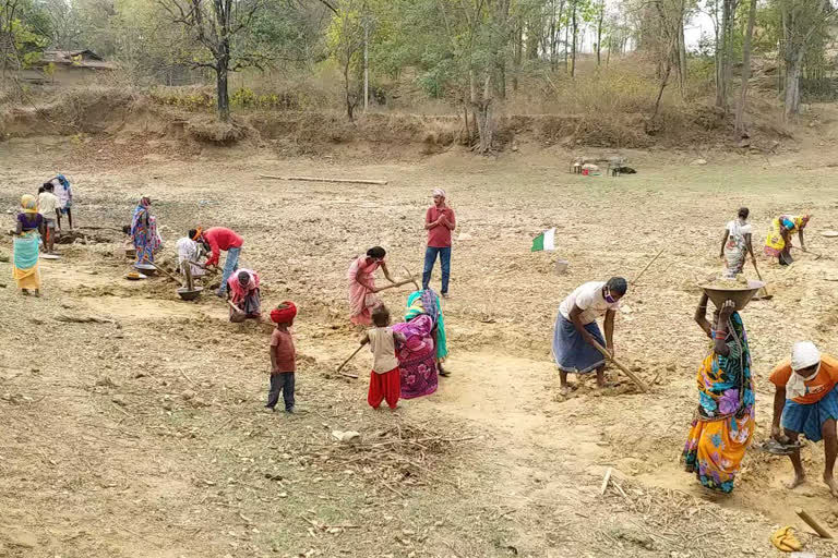 Deepening of pond by doing shramdaan in Giridih