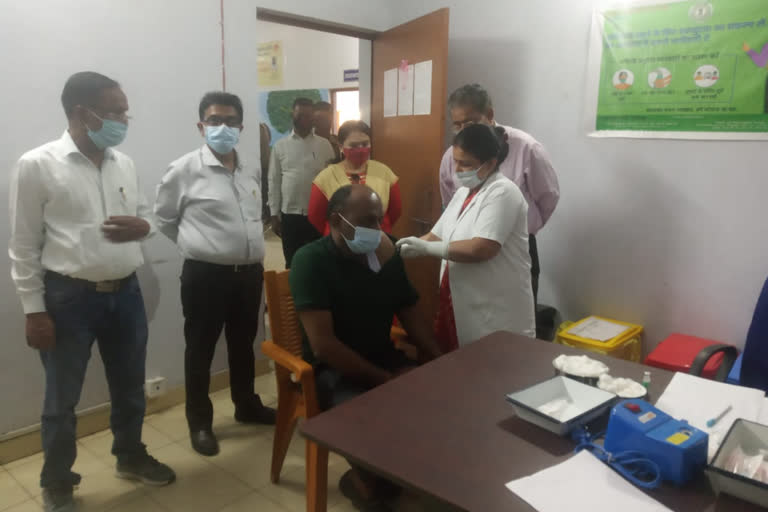 SSP took second dose of Corona vaccine in jamshedpur