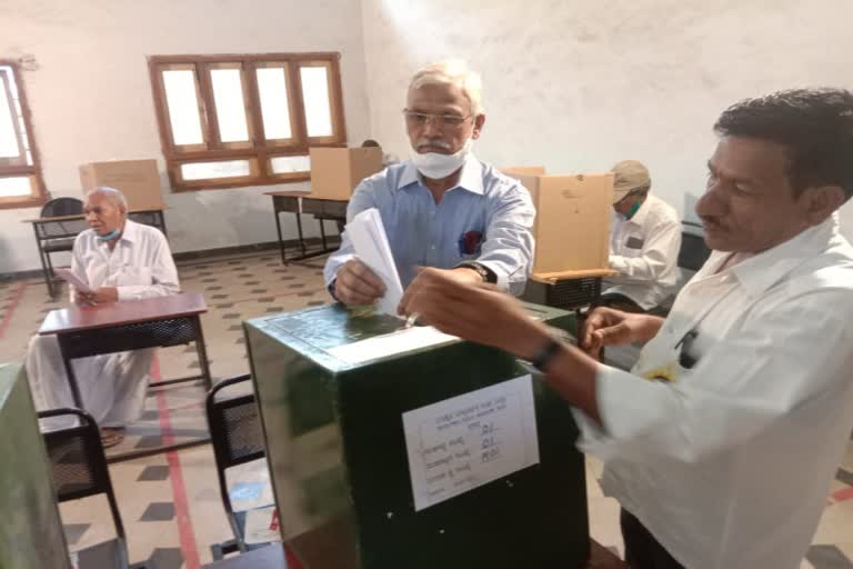 Election for Executive Committee of the Veerashaiva Vidyavartaka sangha at ballary