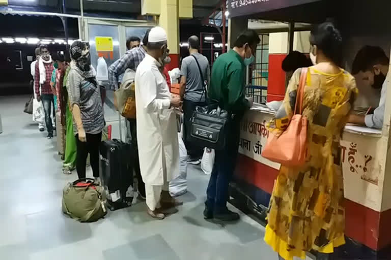 meerut-covid-19-test-at-railway-station-for-passengers-arriving-from-mumbai