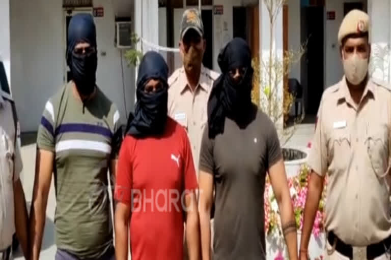 gangrape in a car in delhi  gang rape of sister in front of brother in delhi  accused of gang raping sister in front of brother in delhi arrested  girl raped in front of brother  Three held for sexually assaulting girl in Delhi  ಸಹೋದರನನ್ನು ಉಳಿಸಲು ಹೋದ ಸಹೋದರಿಗೆ ಲೈಂಗಿಕ ಕಿರುಕುಳ  ನವದೆಹಲಿಯಲ್ಲಿ ಸಹೋದರನನ್ನು ಉಳಿಸಲು ಹೋದ ಸಹೋದರಿಗೆ ಲೈಂಗಿಕ ಕಿರುಕುಳ  ನವದೆಹಲಿ ಅಪರಾಧ ಸುದ್ದಿ  ನವದೆಹಲಿಯಲ್ಲಿ ಮೂವರು ಬಂಧನ