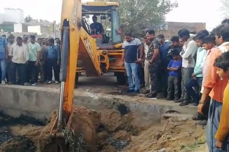 बजरी से भरे ट्रैक्टर ने युवक को मारी टक्कर, Gravel-laden tractor hits man