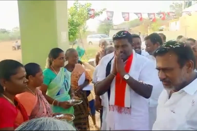 AIADMK candidate collects votes by falling on the feet of voters in krishnarayapuram