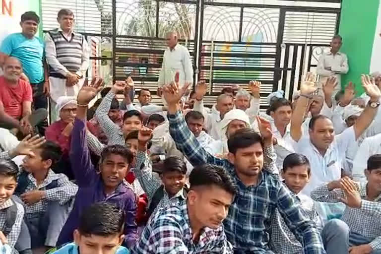 in-a-school-in-kaithal-the-family-locked-the-gate-of-the-school-for-not-giving-a-mid-day-mill