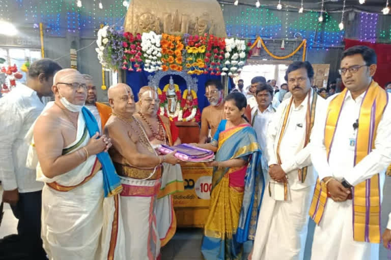 ttd clothes to yadadri narasimha swamy