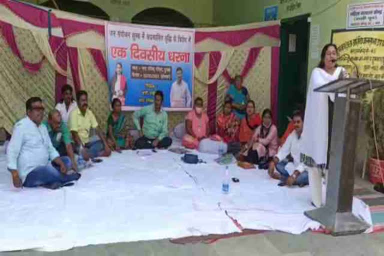 ward-councilors-protest-in-dumka