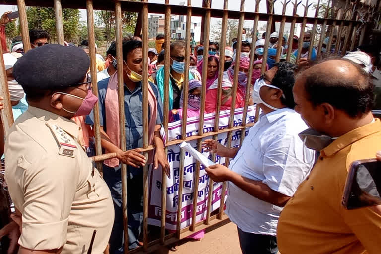 ग्रामीणों ने किया कलेक्ट्रेट का घेराव, Villagers besiege the collectorate