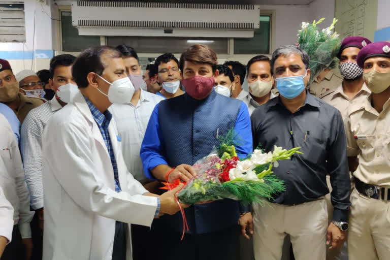 Manoj Tiwari visit Jag pravesh hospital vaccination centar in delhi