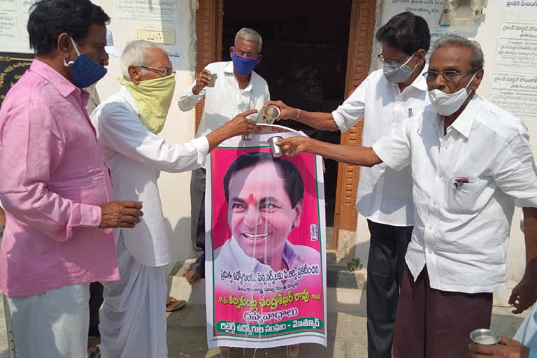 Yadadri was anointed to paint Chief Minister KCR in Bhubaneswar district Moathkur.