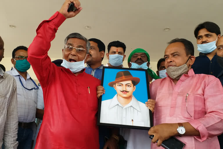 mla umashankar arrived at assembly with a photo of bhagat singh