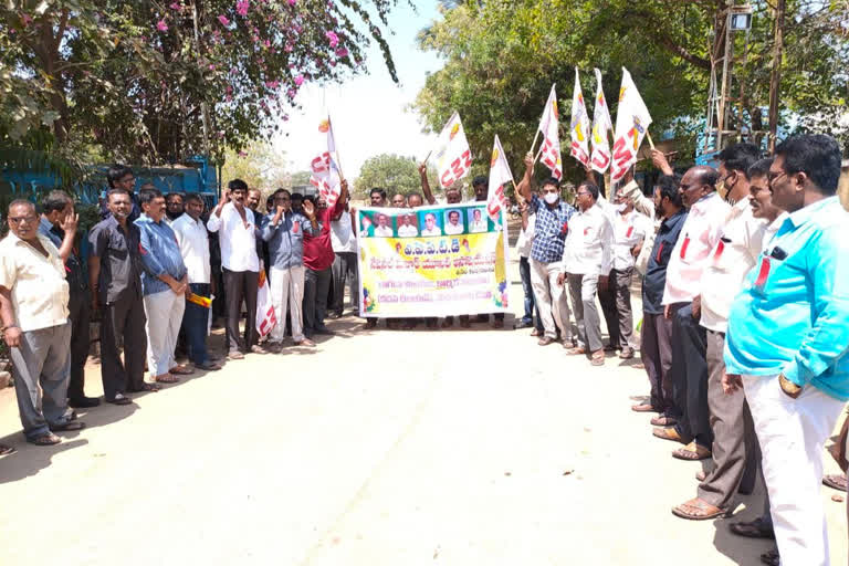 rtc employees dharna in front of maidukuru depot