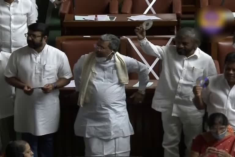 Opposition protests with CDs in Karnataka assembly  പ്രതിപക്ഷ ബഹളം  സിഡി സർക്കാർ ആരോപണം  ബെംഗളൂരു  ലൈംഗിക ആരോപണം  മുൻ മന്ത്രി രമേശ് ജാർക്കിഹോളി ഉൾപ്പെട്ട ലൈംഗിക ആരോപണക്കേസ്