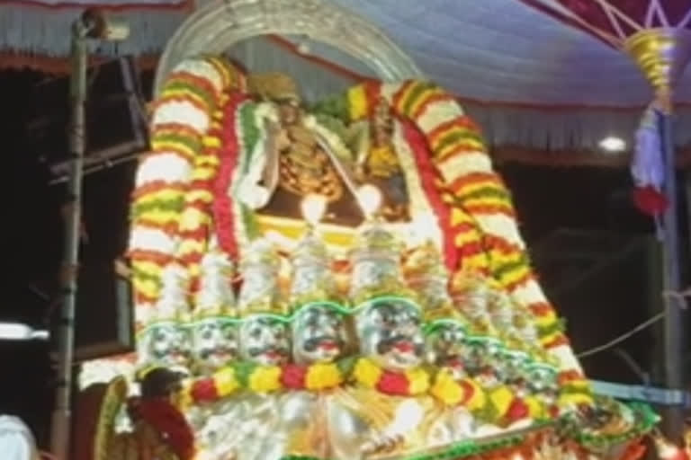 அருள்பாலித்தனர்.