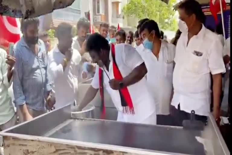 Virugambakkam DMK candidate Prabhakar Raja collecting votes to preparing dosa