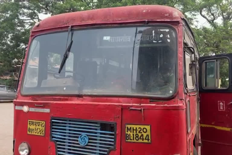 महिलेने एसटी बसमध्येच दिला बाळाला जन्म, woman gave birth to baby in the ST bus