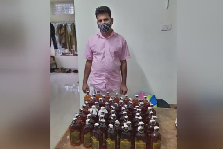 one arrested for keeping liquor  kozhikode crime  ഇലക്ഷന്‍ സ്പെഷ്യല്‍ ഡ്രൈവ്  election special drive  കോഴിക്കോട് ക്രൈം  സ്‌കൂട്ടറില്‍ മദ്യം സൂക്ഷിച്ച് വിൽപന