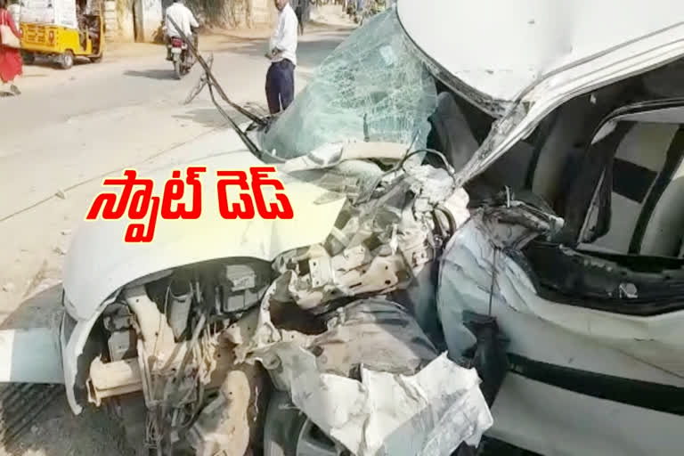 Coming back divider accident at moinabad