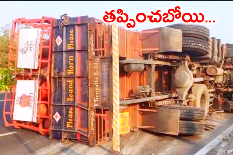 Gas cylinder truck overturns and minor injuries to driver
