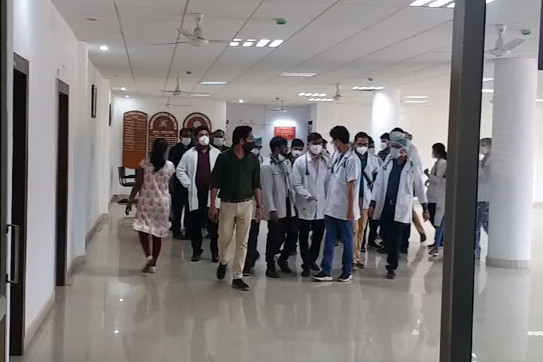 Junior physicians met RIMS director in ranchi