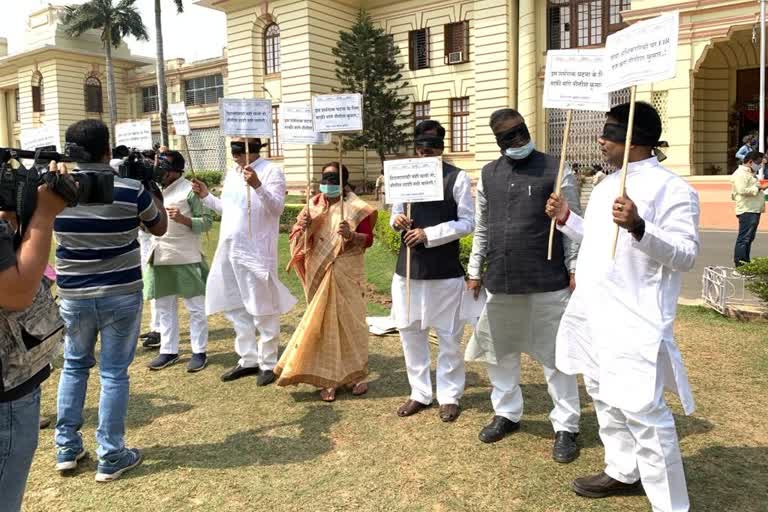 बिहार विधानसभा परिसर में विपक्ष ने चलाया समानांतर सदन, विधायक आंखों पर पट्टी बांध कर पहुंचे