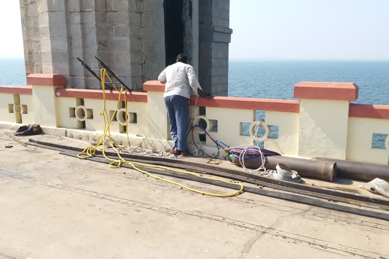 Rubber seal work for 33 gates to prevent leakage of Tungabhadra Dam