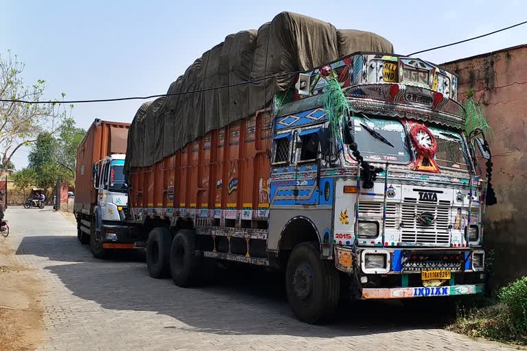 Tax department caught two trucks,  Action of tax department in Bharatpur