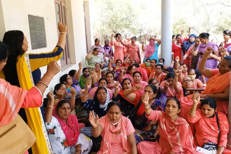 sirsa BDPO office anganwadi workers protest