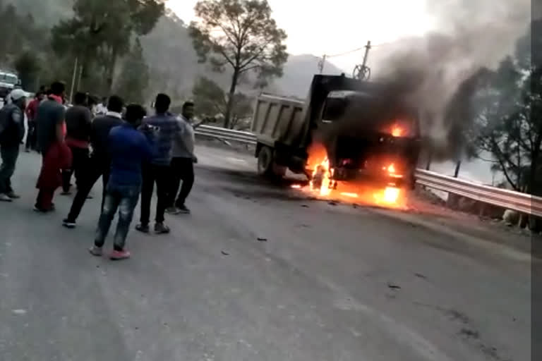 truck-caught-fire-on-gangotri-highway