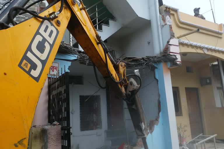 Bulldozer fired at mafia's house, action taken under Rasuka