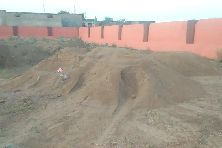 50 टन अवैध बजरी, 50 tons of illegal gravel