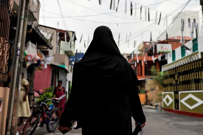 یوگی حکومت کے ایک اور غیر ذمہ دارانہ بیان دیتے ہوئے کہا کہ طلاق ثلاثہ کی طرز پر مسلم خواتین کے برقع پہننے شدید نکتہ چینی کی