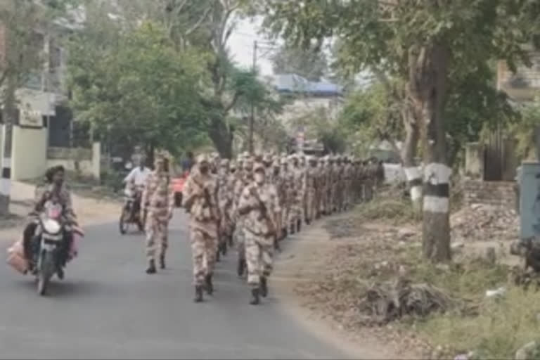 கொடி அணிவகுப்பில் ஈடுபட்ட துணை ராணுவப் படையினர், காவல்துறையினர்