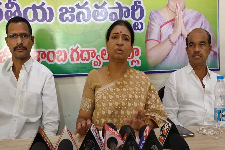 dk aruna, dk aruna fires on cm kcr, dk aruna on rds project