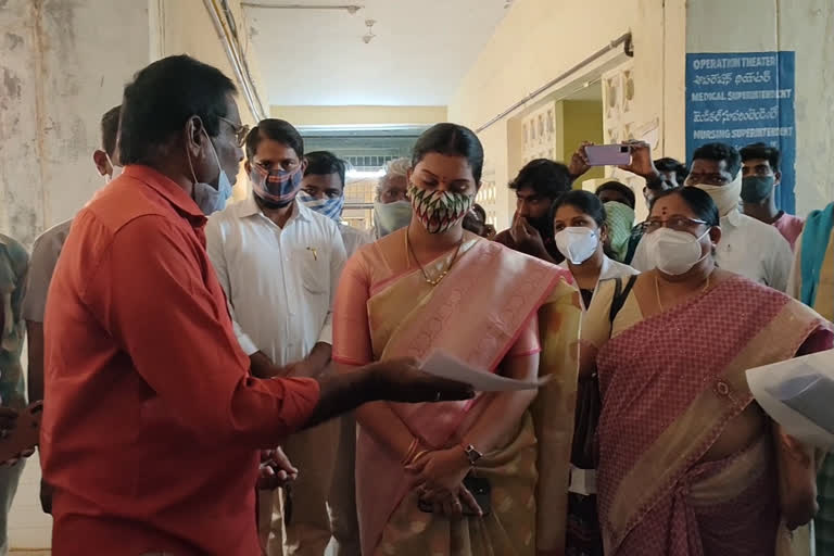 jogulamba Zp Chairperson Sarita conducted a surprise inspection at Jogulamba Gadwala District Area Hospital.