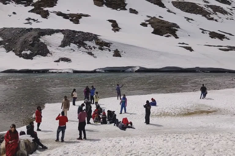 Snowfall attracts lakhs of tourists year after lockdown