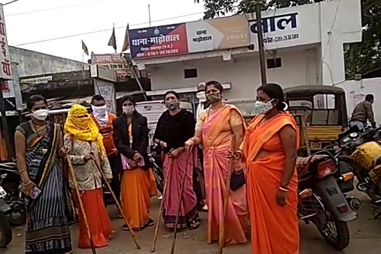 Women reached the police station with Jabalpur-lathi