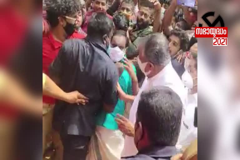 Kovur Kunjumon MLA  Kovur Kunjumon MLA attacked by the CM security guard  Kovur Kunjumon MLA attacked in Kunnathoor  കോവൂർ കുഞ്ഞുമോൻ എംഎൽഎ  കോവൂർ കുഞ്ഞുമോനെ കഴുത്തിനു പിടിച്ചു തള്ളി