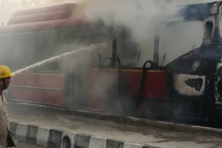 fire break out in dtc bus in noida