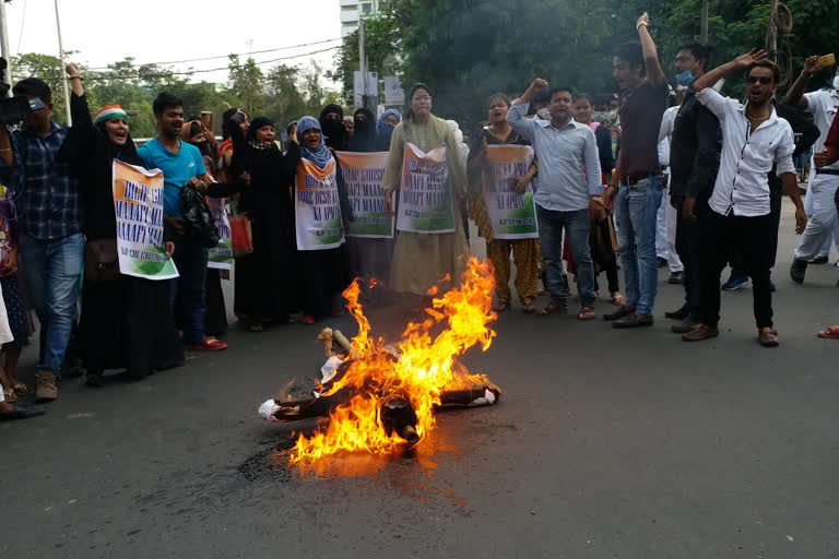 women protest against bjp state president dilip for his controversial remarks