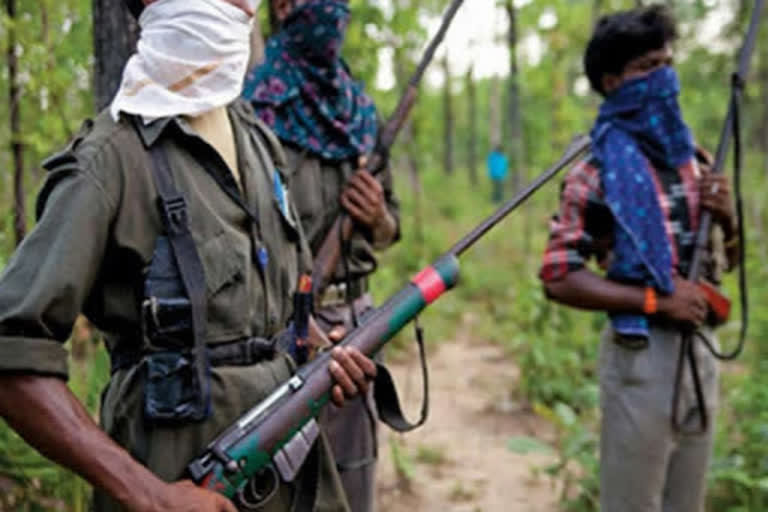 Naxals surrender before police in Bijapur chhattisgarh  ചത്തീസ്‌ഗഡിൽ മാവോയിസ്റ്റ് കീഴടങ്ങി  നക്സലുകൾ പൊലീസിന് കീഴടങ്ങി