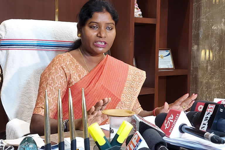 Mayor Asha Lakra asked for clarification from three councilors in ranchi