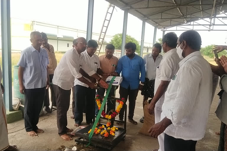 Market Yard, inaugurated the purchase of pulses at the Agricultural Market Yard at Alampur Chowrasta, Jogulamba Gadwal District.