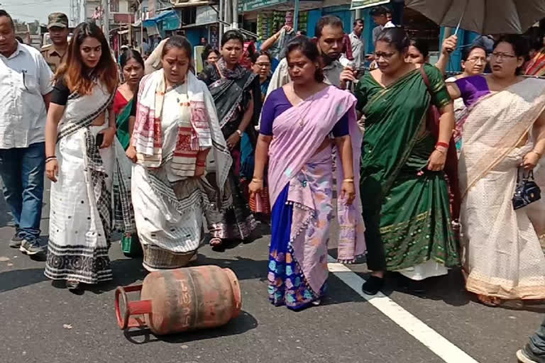 নিৰ্বাচনী প্ৰচাৰৰ মাজতে অংকিতা দত্তৰ ব্যতিক্ৰমী প্ৰতিবাদ