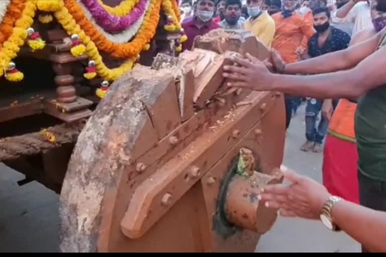 Goddess Parvati chariot wheel broke, Goddess Parvati chariot wheel broke in Mysore, Mysore news, Nanjanagudu Pancha Rathostava, Nanjanagudu Pancha Rathostava news, ಪಾರ್ವತಿ ತಾಯಿ ತೇರು ಎಳೆಯುವಾಗ ಪುಡಿಯಾದ ಚಕ್ರ, ಮೈಸೂರಿನಲ್ಲಿ ಪಾರ್ವತಿ ತಾಯಿ ತೇರು ಎಳೆಯುವಾಗ ಪುಡಿಯಾದ ಚಕ್ರ, ಮೈಸೂರು ಸುದ್ದಿ, ನಂಜನಗೂಡು ಪಂಚ ರಥೋತ್ಸವ, ನಂಜನಗೂಡು ಪಂಚ ರಥೋತ್ಸವ ಸುದ್ದಿ,