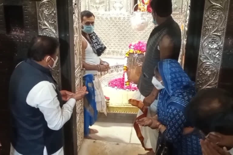 Bhupendra Singh appeared with wife at Mahakaleshwar temple