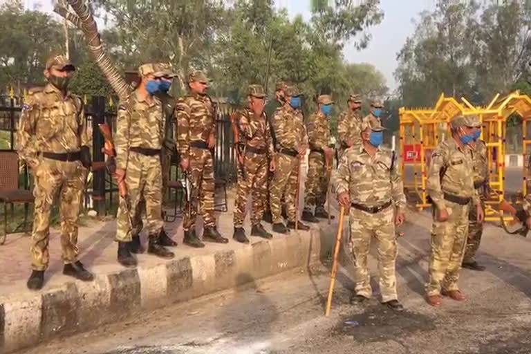 Chilla border dlhi noida  farmers protest in delhi  bharat bandh in farmers protest  भारत बंद में नोएडा चिल्ला बॉर्डर  चिल्ला बॉर्डर पर किसान आंदोलन  किसानों का भारत बंद