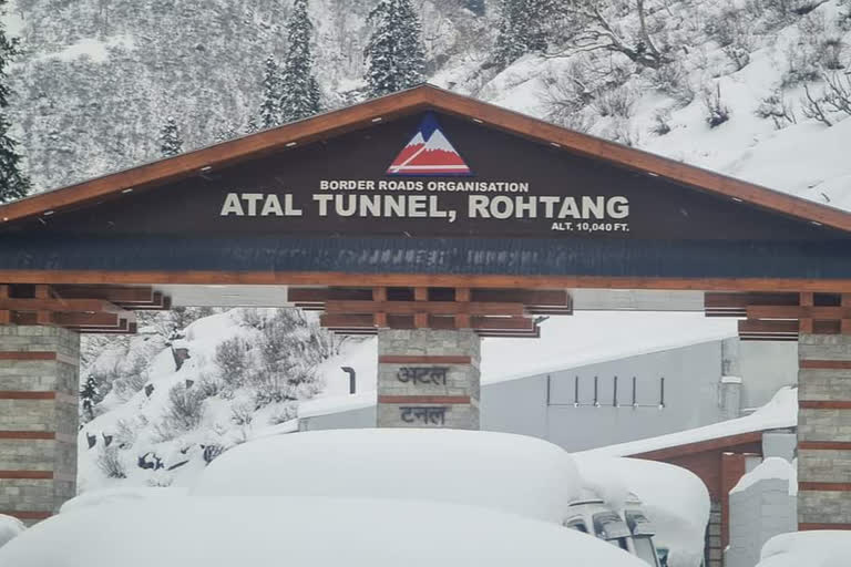 Atal tunnel restored for tourists, tourists enjoying themselves amidst snowfall