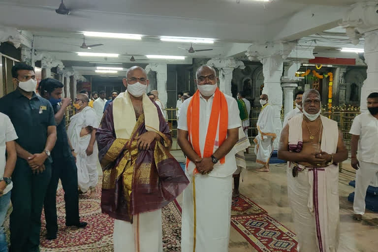 minister chelluboina venu visits annavaram satyanarayana swamy